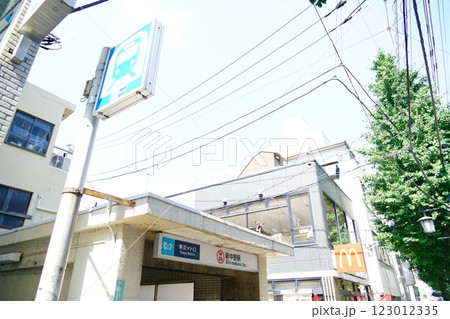 新中野駅の入り口 123012335