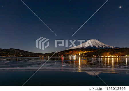 月明かりに照らされる冬の富士山 123012505