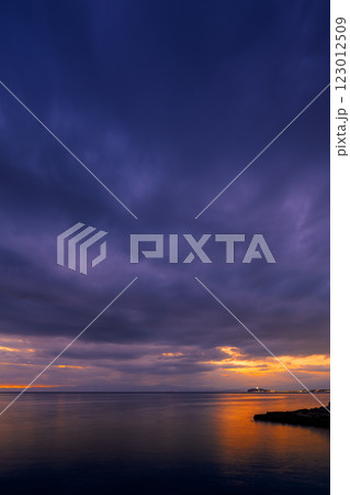 静寂な海と夜明け前の空、湘南エリアの美しい風景　マジックアワー 123012509