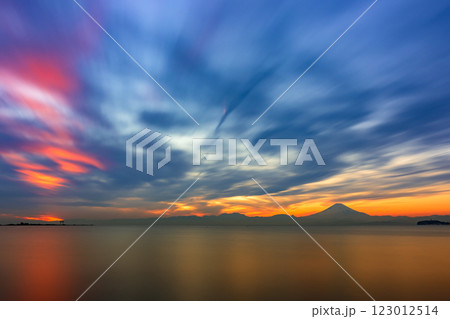 流れる雲と富士山が描く幻想的な空と海　トワイライトシーン 123012514