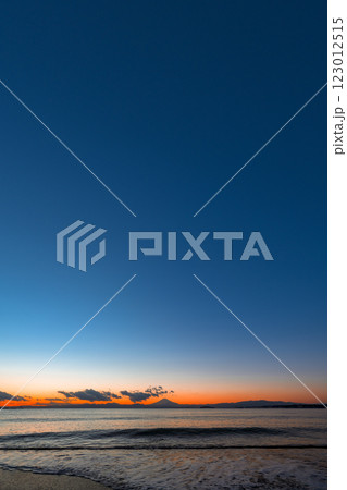 波打ち際と富士山が描く日本の美しい夕暮れ風景 マジックアワー 波打ち際と富士山が描く日本の美しい夕暮れ風景 マジックアワー 123012515