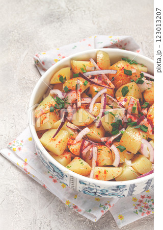 boiled potato salad with red onion, German cuisine, homemade, no people, 123013207