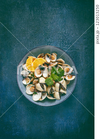 vongole clams, with spices and white wine, top view, no people, 123013250