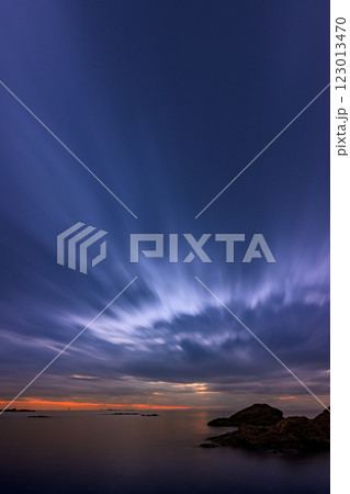 空に広がる光のアート、森戸海岸のドラマチックなトワイライト 123013470