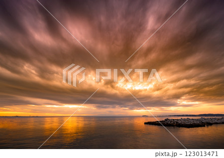 長時間露光で描かれるドラマチックな夕空と静寂な海　森戸海岸のアートフォト 123013471