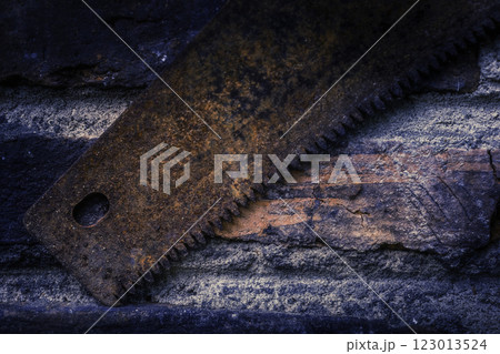 Close-up view of rusty handsaw teeth 123013524