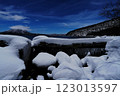 月の光で照らされた支笏湖の雪景色 123013597