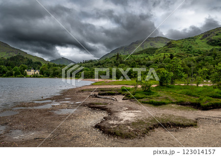 Sandy Beach Of Lake Loch Shiel At Glenfinnan Monument On The Road To The Isles In Lochaber In Scotland, UK 123014157