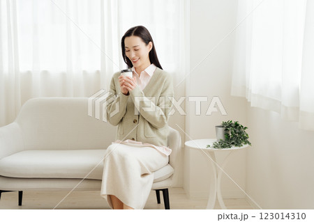 小休止をするビジネスウーマン 123014310