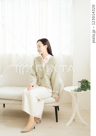 小休止をするビジネスウーマン 123014320