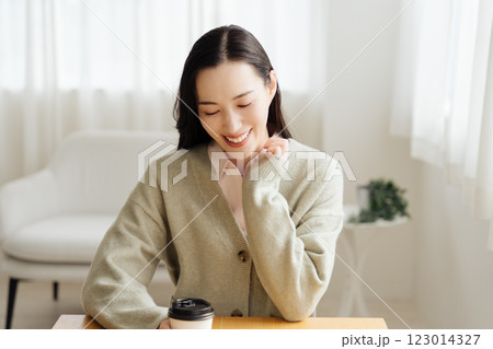 テーブルに座って考え事をするビジネスウーマン  123014327