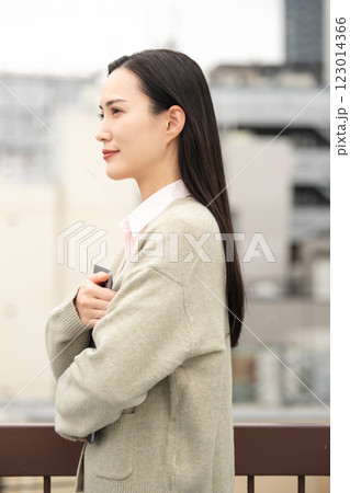 都会とパソコンとビジネスウーマンのイメージ 123014366