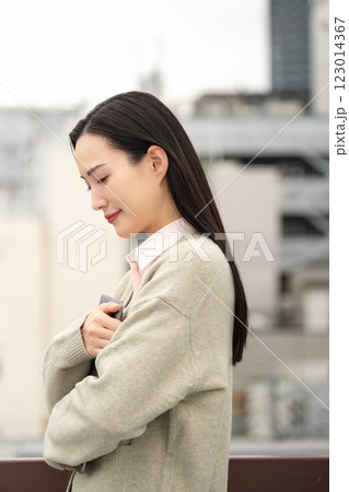 都会とパソコンとビジネスウーマンのイメージ 123014367