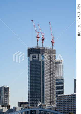 東京都勝どき周辺のビルの風景 123014889