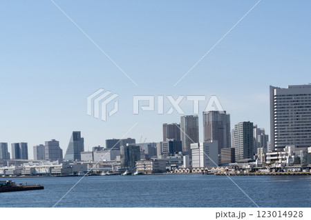 東京都芝浦周辺の高層ビル群と隅田川の風景 東京都芝浦周辺の高層ビル群と隅田川の風景 123014928