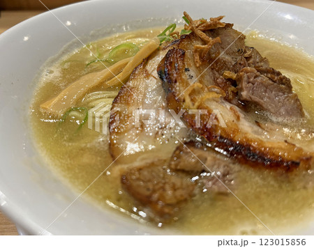 厚切りチャーシューが美味しそうな、醤油ラーメンのUPの写真 123015856