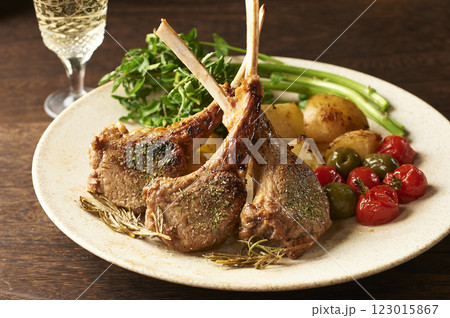 ラム肉のステーキスパイスがけ ラム肉のステーキスパイスがけ 123015867