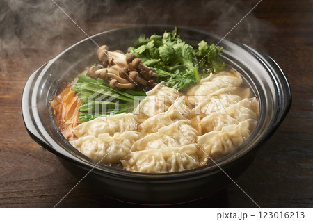 みんなで食べる熱々餃子鍋 123016213