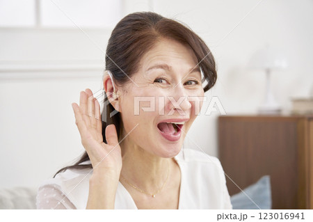 補聴器を付けたシニア女性　リビング 123016941