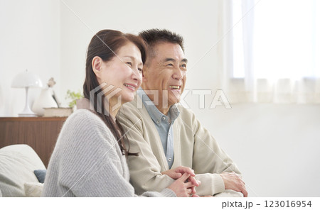 シニアの夫婦　ポートレート　リビング 123016954