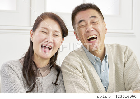 シニアの夫婦　笑顔　カメラ目線　ポートレート　リビング 123016960