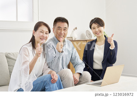 セールスレディとシニア夫婦　グッドサイン　リビング 123016972