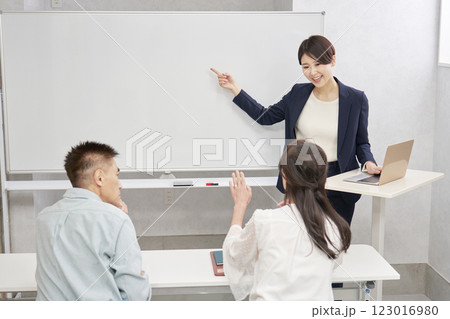 セミナー話すビジネスウーマン 123016980