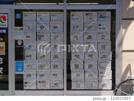 不動産イメージ 店先の窓に貼られた不動産情報 不動産イメージ 店先の窓に貼られた不動産情報 123017057