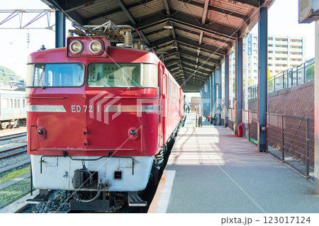 【北九州門司港　九州鉄道記念館のED72】 123017124
