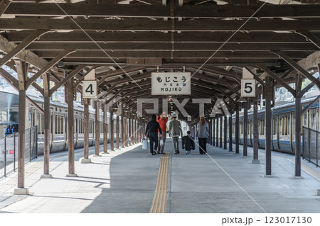 【北九州門司港レトロ 門司港駅ホーム 人有り】 【北九州門司港レトロ 門司港駅ホーム 人有り】 123017130