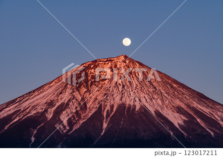 夕暮れの富士山と満月（パール富士） 123017211