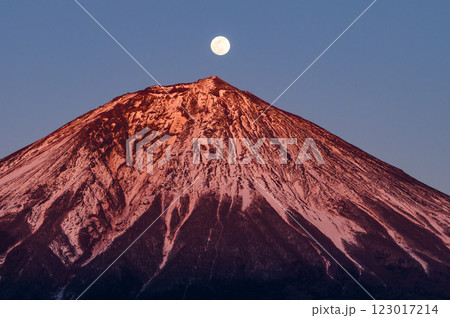 夕暮れの富士山と満月（パール富士） 123017214