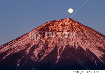 夕暮れの富士山と満月(パール富士) 夕暮れの富士山と満月(パール富士) 123017215