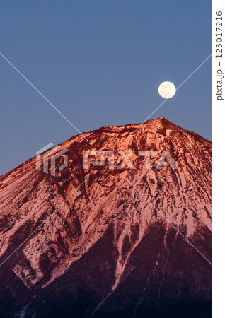 夕暮れの富士山と満月（パール富士） 123017216