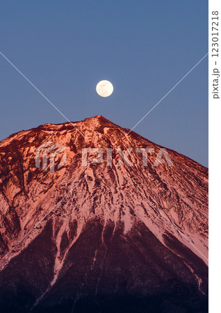 夕暮れの富士山と満月(パール富士) 夕暮れの富士山と満月(パール富士) 123017218