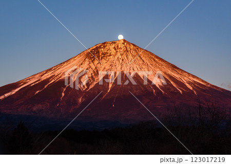 夕暮れの富士山と満月(パール富士) 夕暮れの富士山と満月(パール富士) 123017219