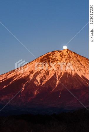 夕暮れの富士山と満月(パール富士) 夕暮れの富士山と満月(パール富士) 123017220