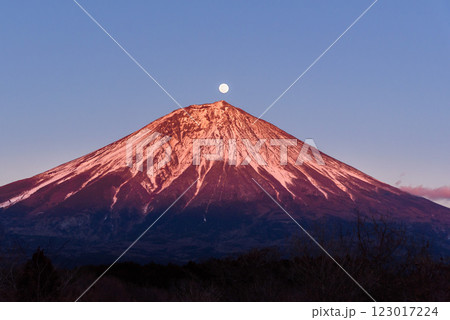 夕暮れの富士山と満月（パール富士） 123017224