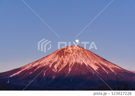 夕暮れの富士山と満月(パール富士) 夕暮れの富士山と満月(パール富士) 123017226