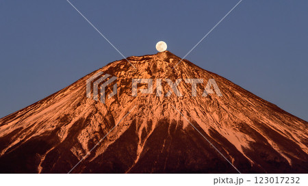 夕暮れの富士山と満月（パール富士） 123017232