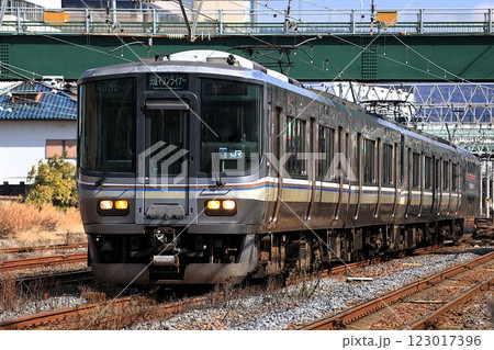 【JR西日本・JR四国】223系＋5000系 快速「マリンライナー」（予讃線：高松〜香西） 123017396