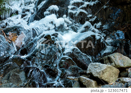 氷瀑の岩をコーティングする氷 氷瀑の岩をコーティングする氷 123017471