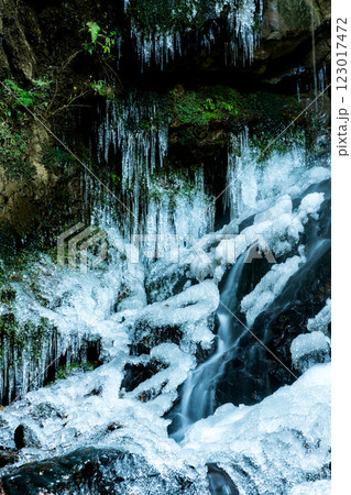 氷瀑を覆う氷とその下を流れる水の流れ 123017472