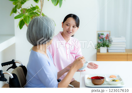 食事を用意する介護士 123017610