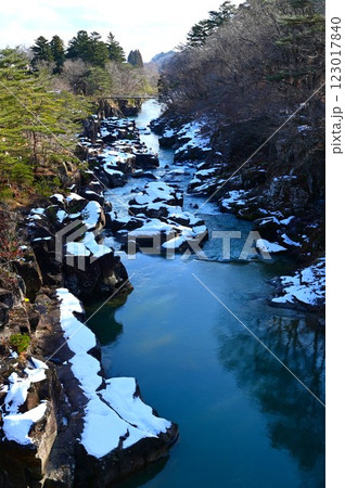 冬の厳美渓 123017840