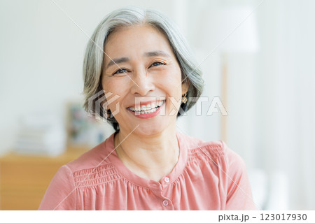スキンケアをするシニア女性 123017930