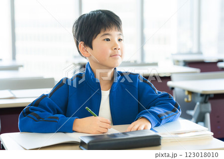 教室で授業を受ける小学生 123018010