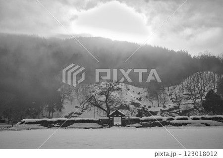 朝もやに包まれた一乗谷朝倉氏遺跡 123018012