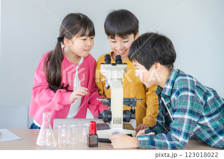 顕微鏡で観察する小学生 123018022
