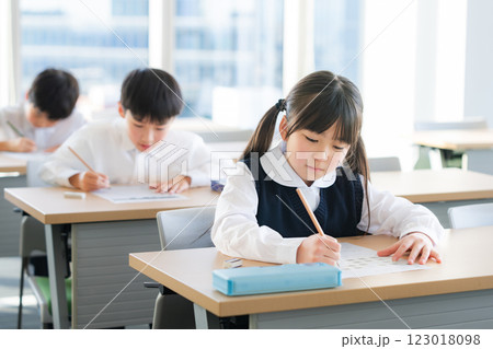 テストを受ける児童 123018098